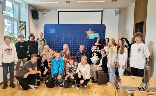 Skolēnu kopbilde ES mājā kopā ar lektoriem.