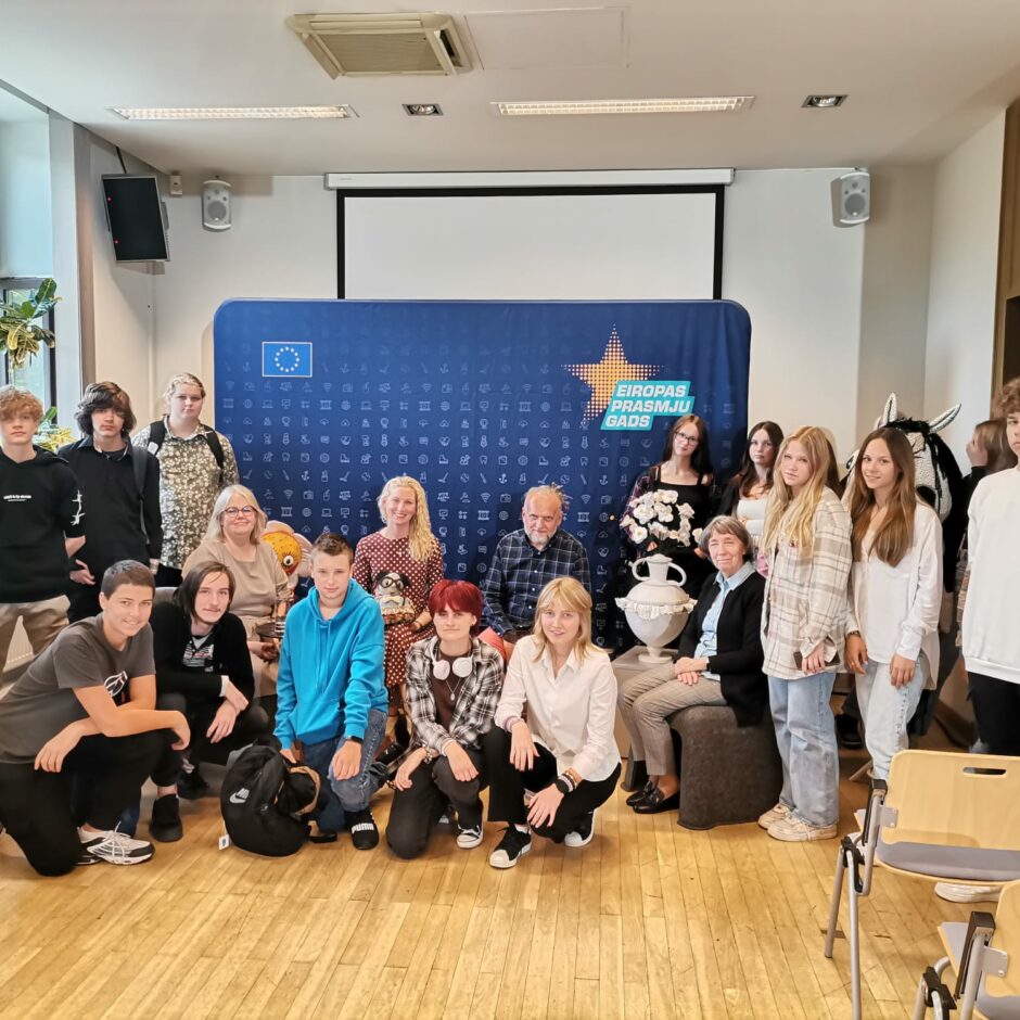 Skolēnu kopbilde ES mājā kopā ar lektoriem.