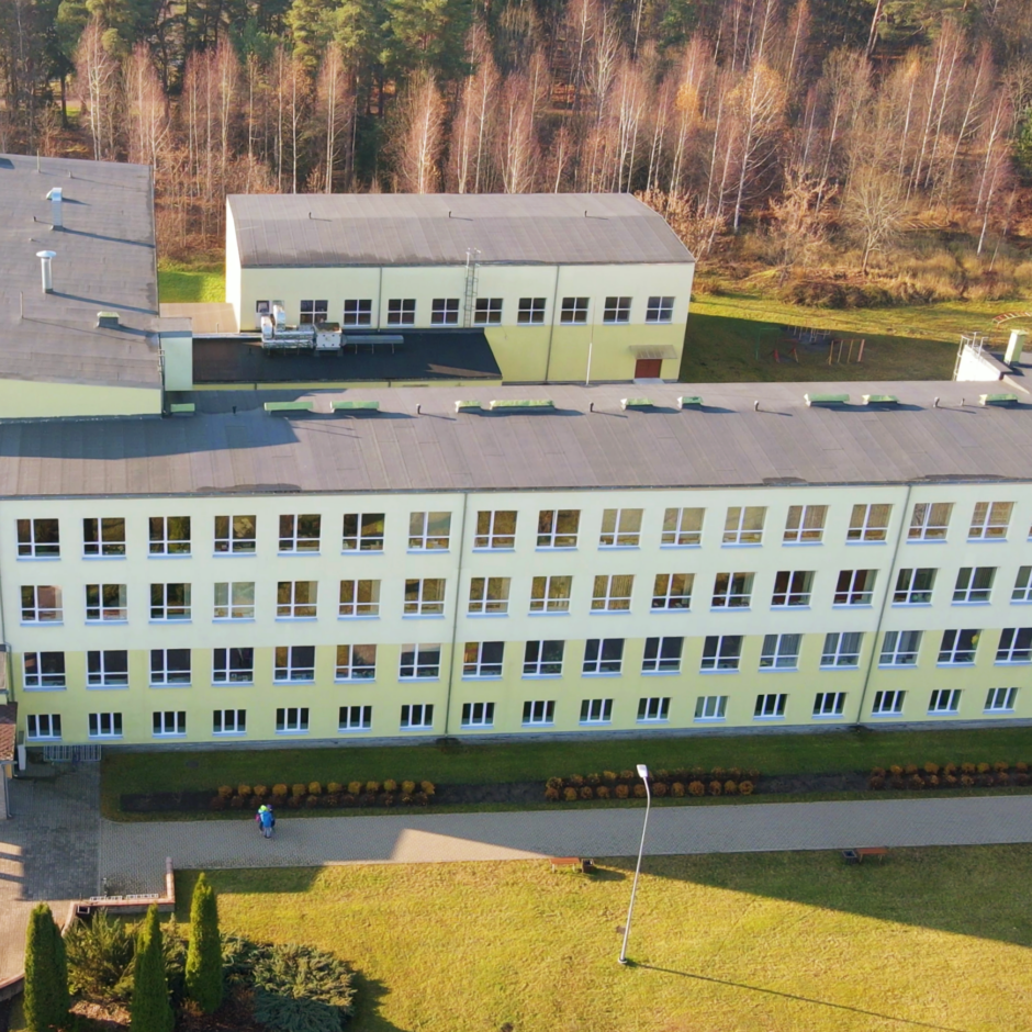 Valkas Jāņa Cimzes ģimnāzijas ēka no putna skata