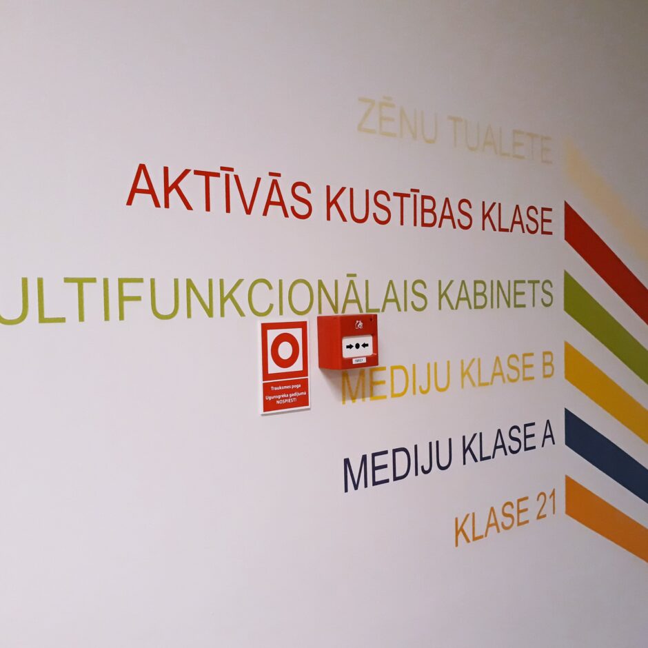 Apzīmējumi uz sienas, kas palīdz orientēties uz citiem kabinetiem