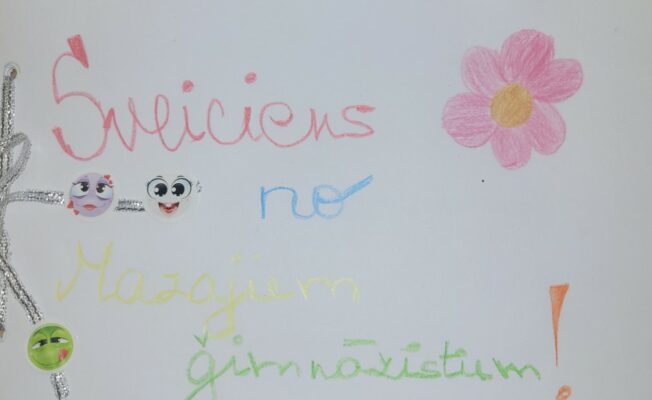 Mazo ģimnāzistu apsveikums ar tekstu: 