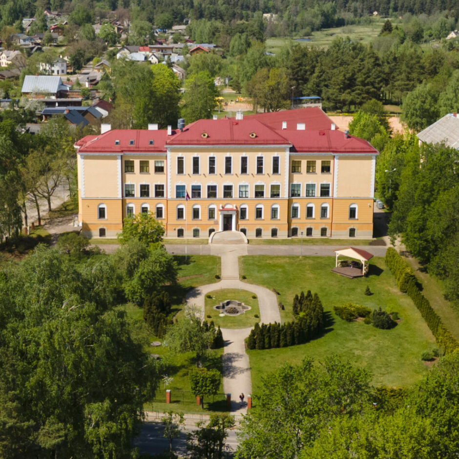 Valkas Jāņa Cimzes ģimnāzijas Raiņa ielas ēkas fotogrāfija no gaisa