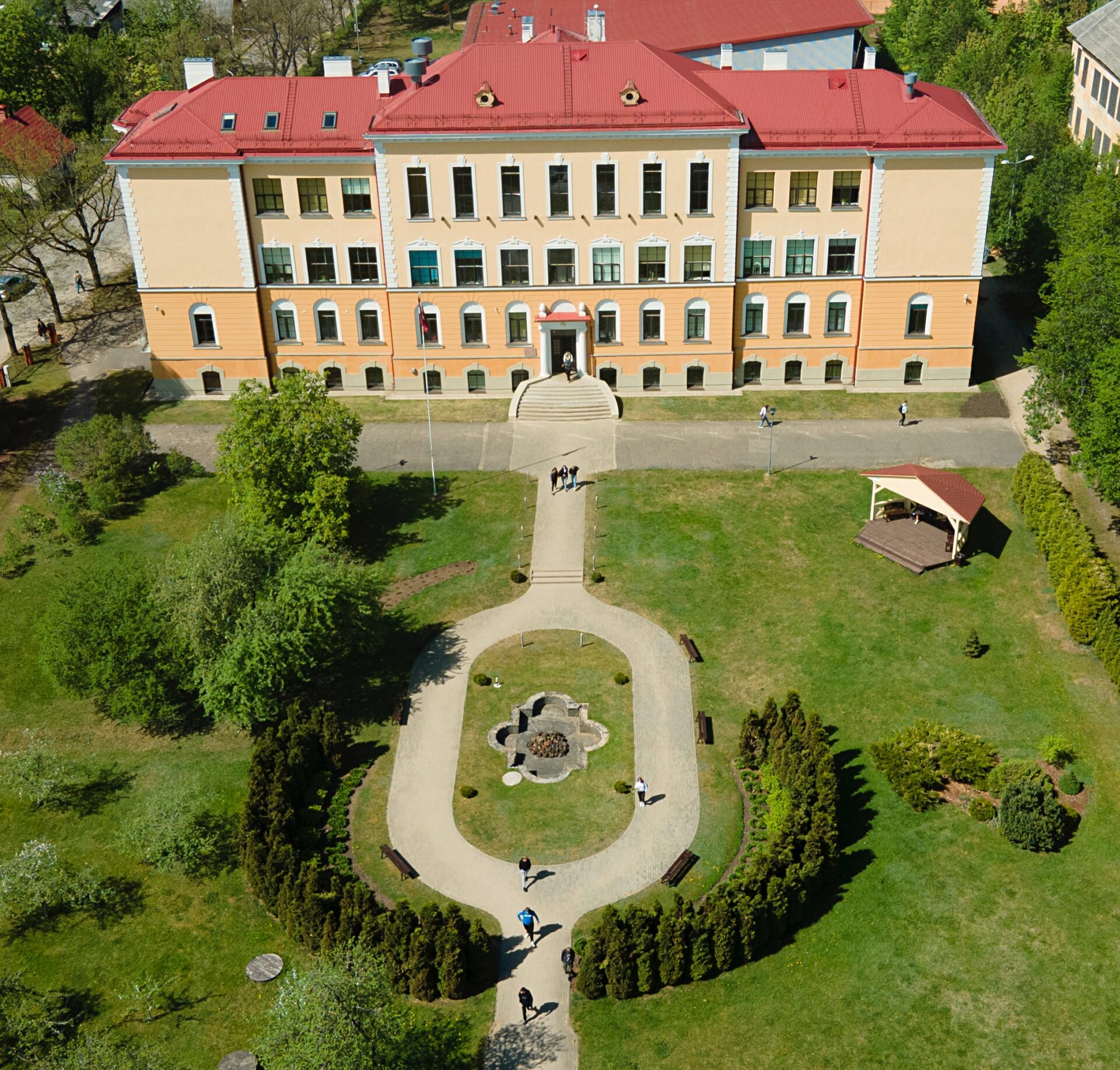 Valkas Jāņa Cimzes ģimnāzijas Raiņa ielas ēka no putna skata.