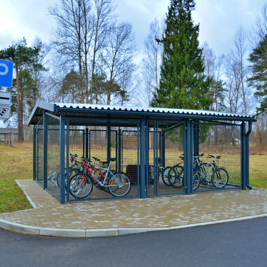 Dienesta viesnīcas velosipēdu novietošanas vieta aiz atslēgas