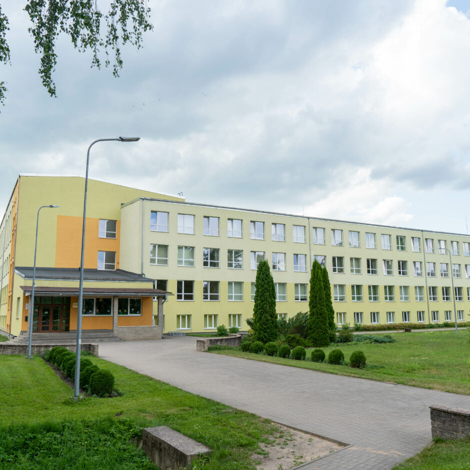 Valkas Jāņa Cimzes ģimnāzijas ēka no priekšpuses