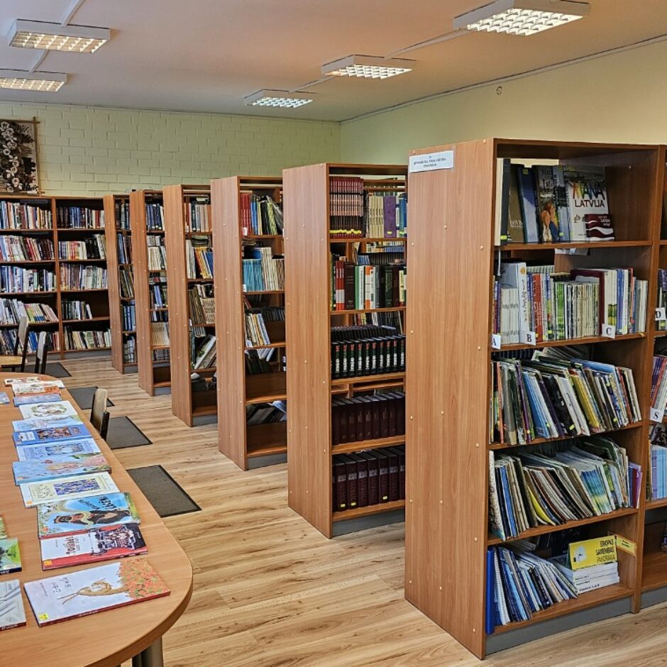 Ausekļa ielas bibliotēka ar vairākiem plauktiem ar grāmatām