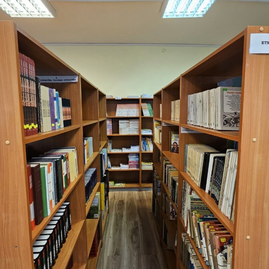 Ausekļa ielas bibliotēkas viena eja ar grāmatu plauktiem abās pusēs