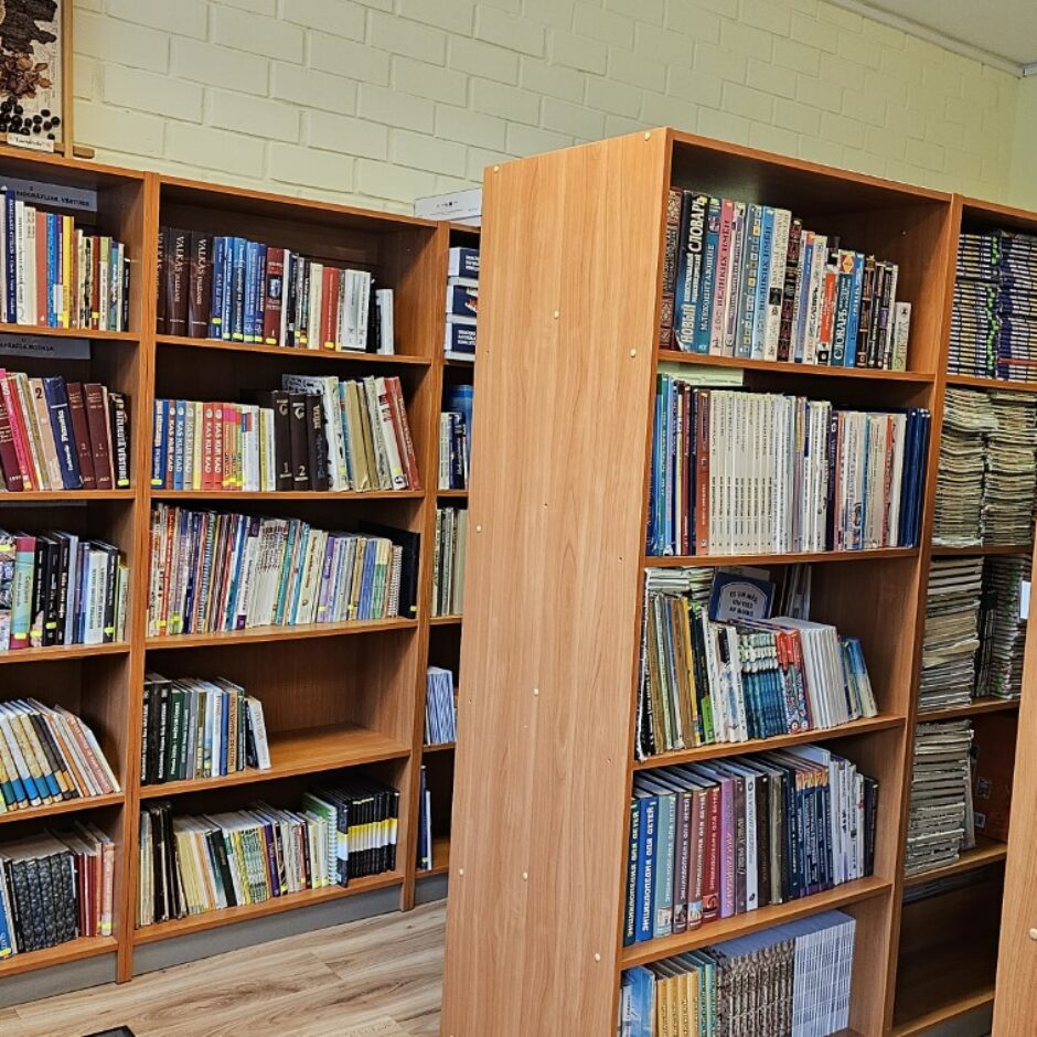 Ausekļa ielas bibliotēkas grāmatu plaukti