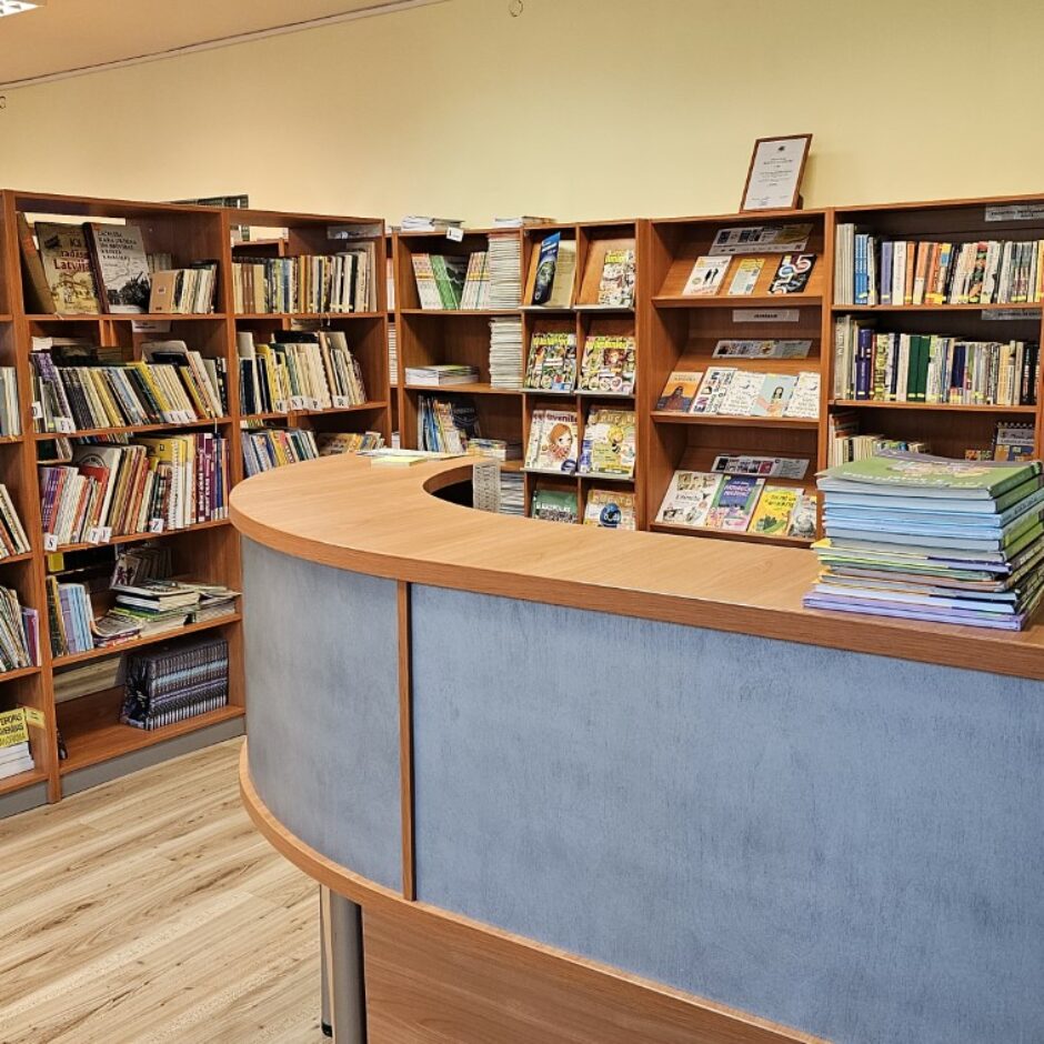 Ausekļa ielas skolas bibliotēka, skats uz bibliotekāres darba vietu.