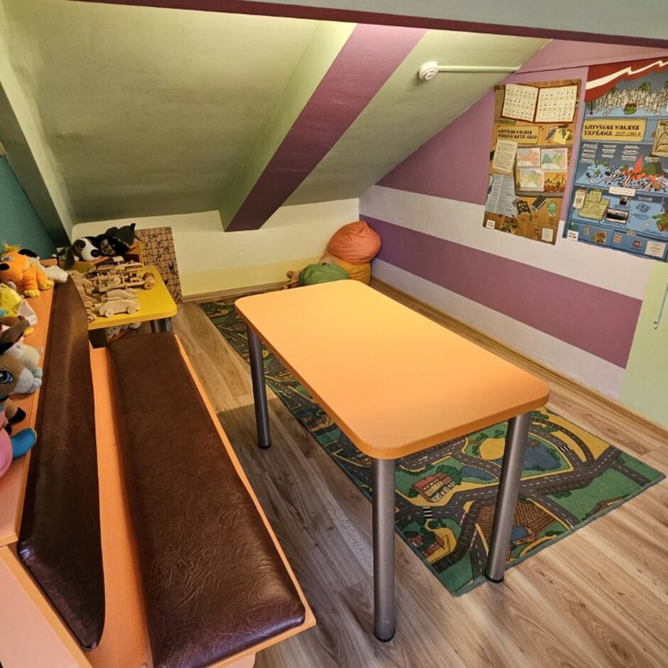 Ausekļa ielas bibliotēkas stūrītis, grāmatu lasīšanai un atpūtai.