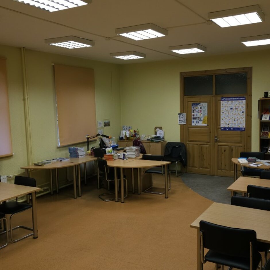 Raiņa ielas bibliotēkas skats uz bibliotekāres darba vietu un lasīšanas vietām