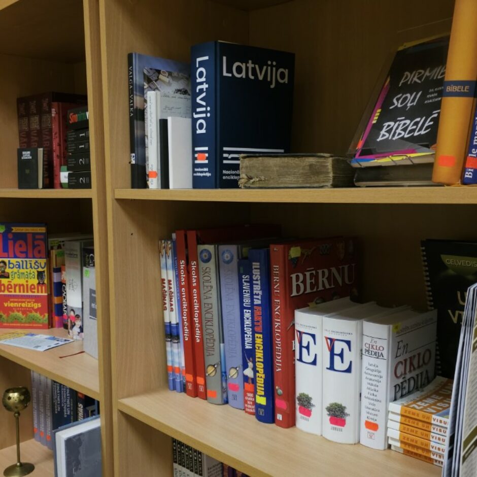 Raiņa ielas bibliotēkas grāmatu plaukts ar grāmatām