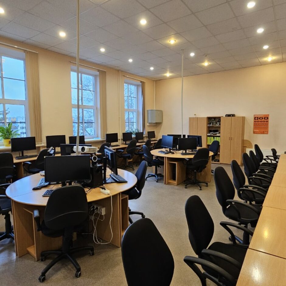 Datorikas kabineta izkārtojums un skolēnu darba vietas