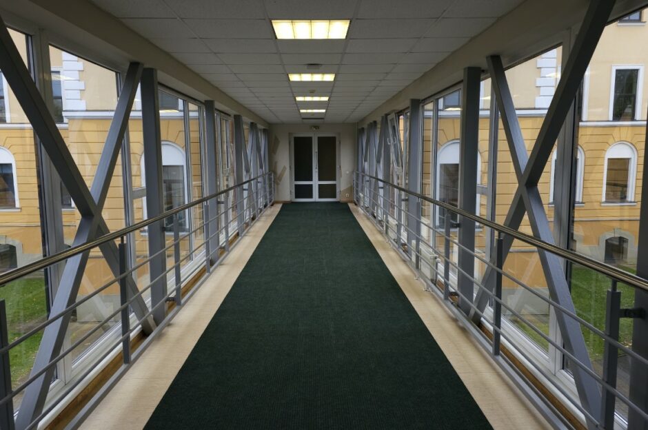 Koridoris, kas savieno skolas galveno ēku ar sporta halli.