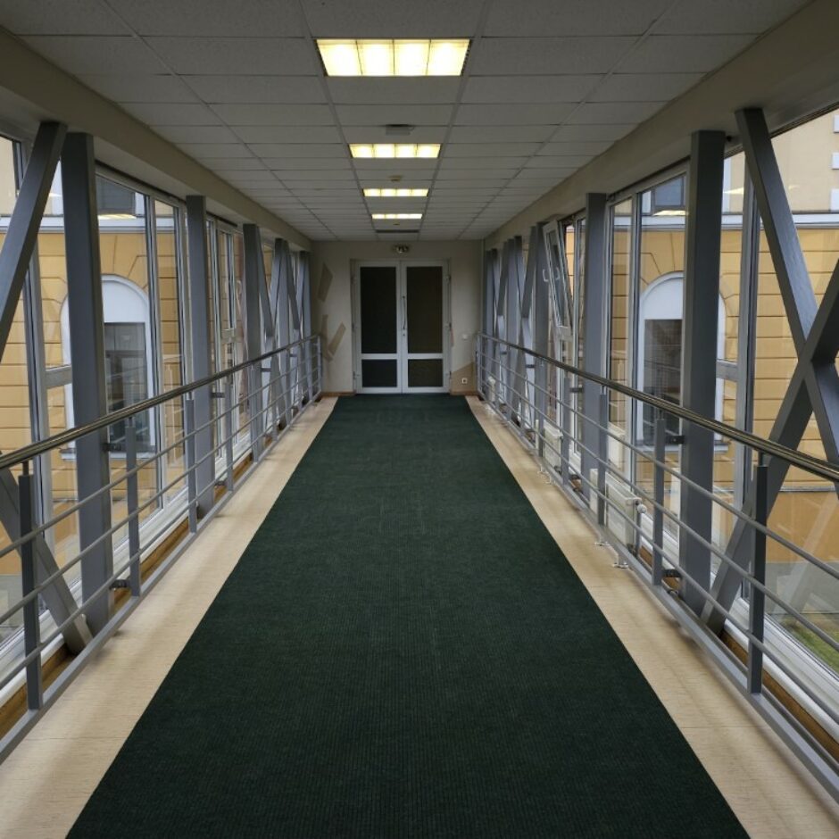 Koridoris, kas savieno skolas galveno ēku ar sporta halli.