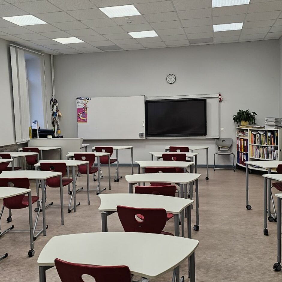 Ģeogrāfijas kabienta skats no aizmugures uz interaktīvo ekrānu un skolotāja galdu