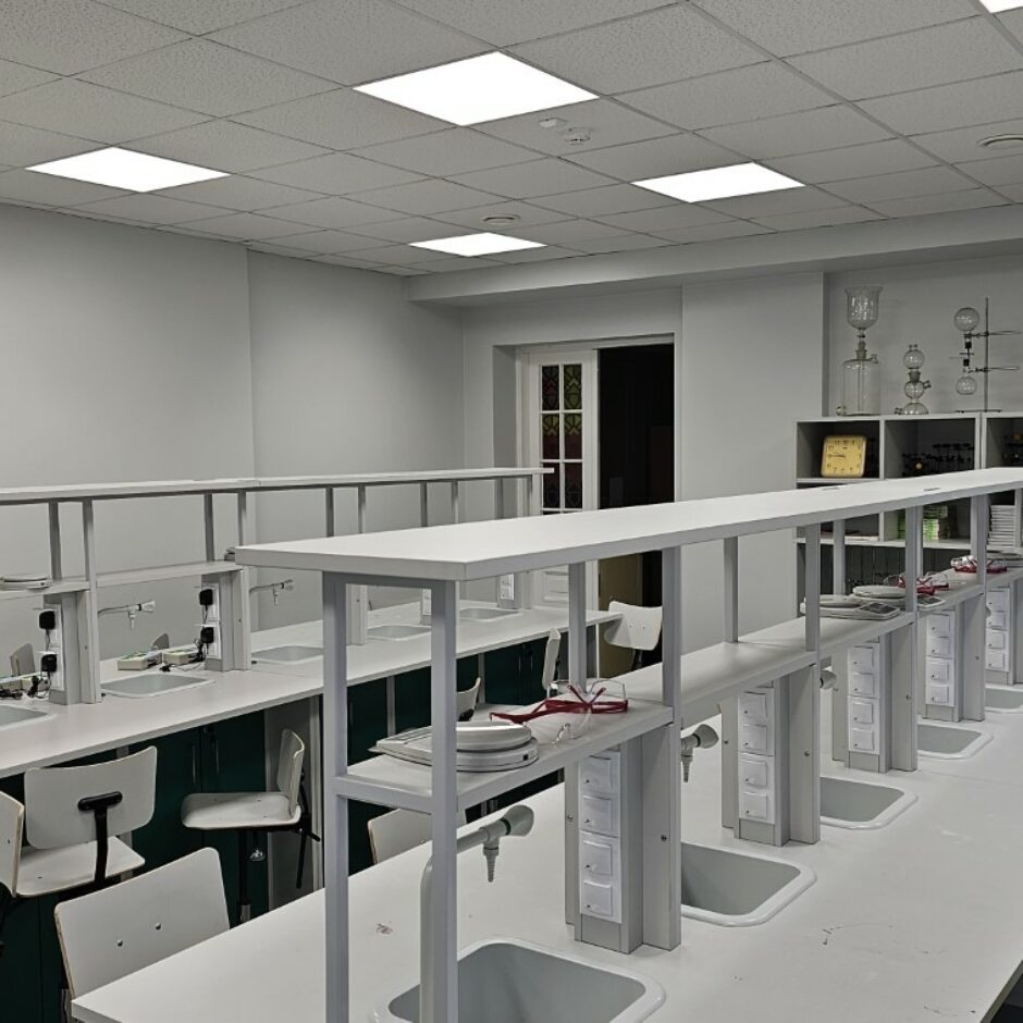 Ķīmijas kabineta darba vietas