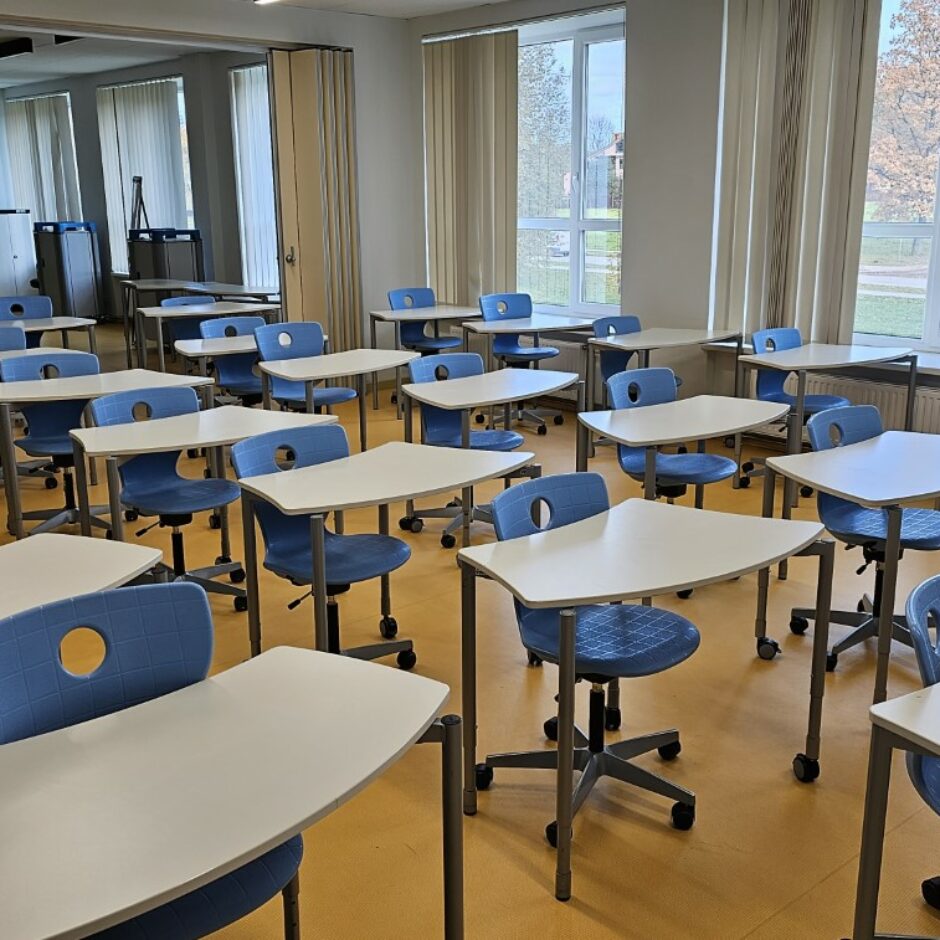 Mēdiju kabineta pirmās daļas skolēnu sēdvietas