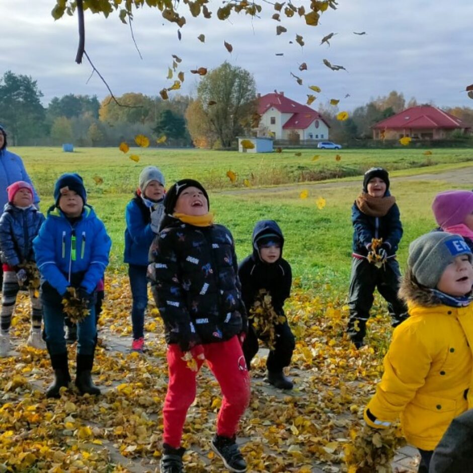 Mazie ģimnāzisti ārā mētā nokritušās lapas un priecājās par rudeni.