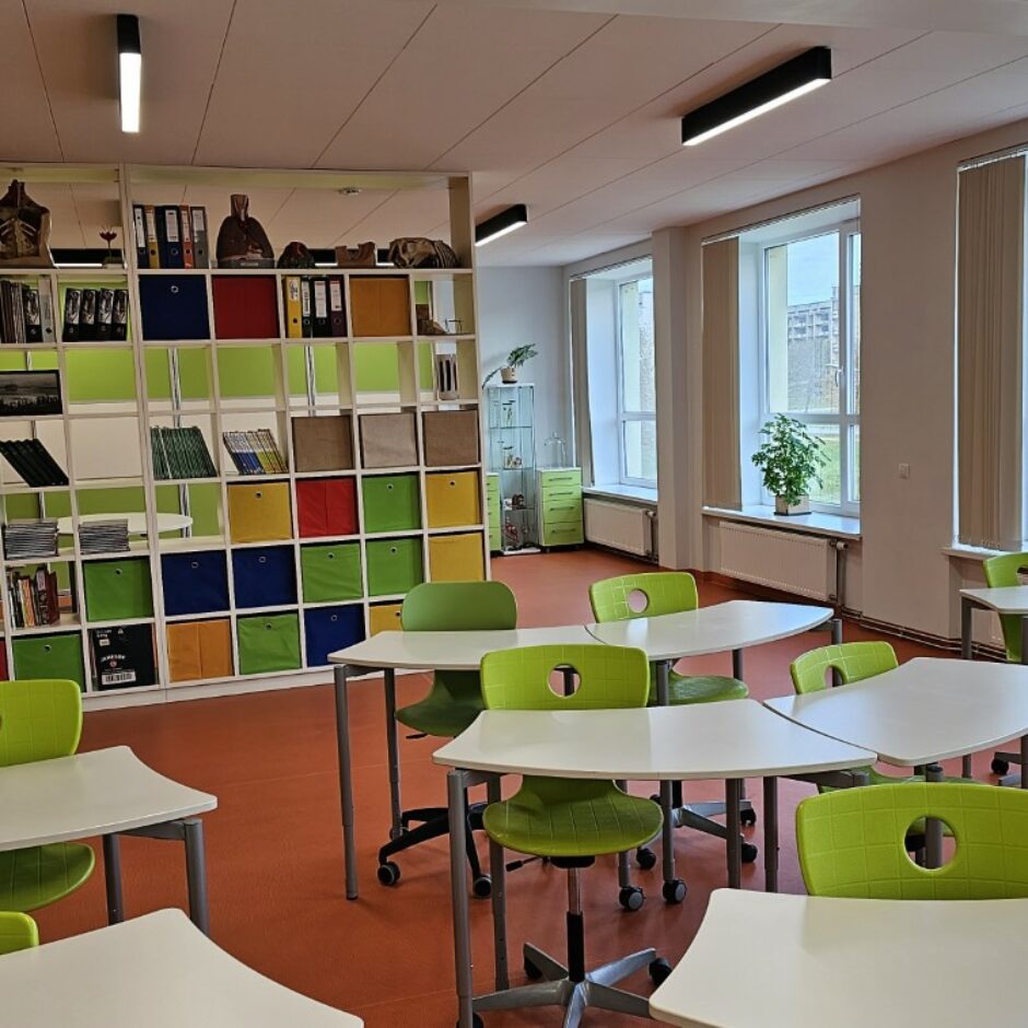 Multifunkcionālā kabineta skats uz klases aizmuguri, kur atrodas plaukti un skapji.