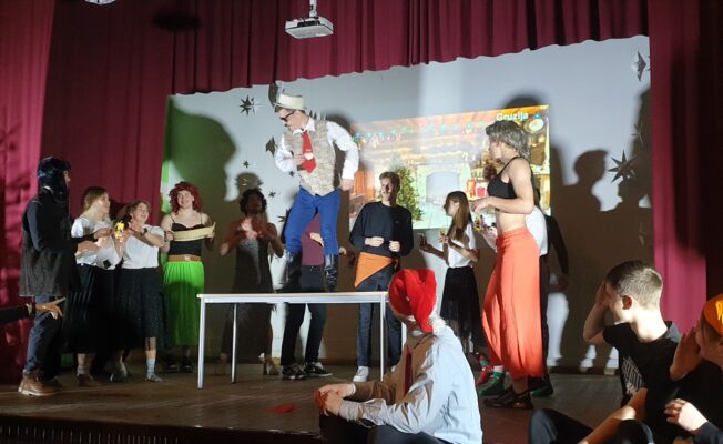 Skolēns dejo uz galda kopā ar klasesbiedriem