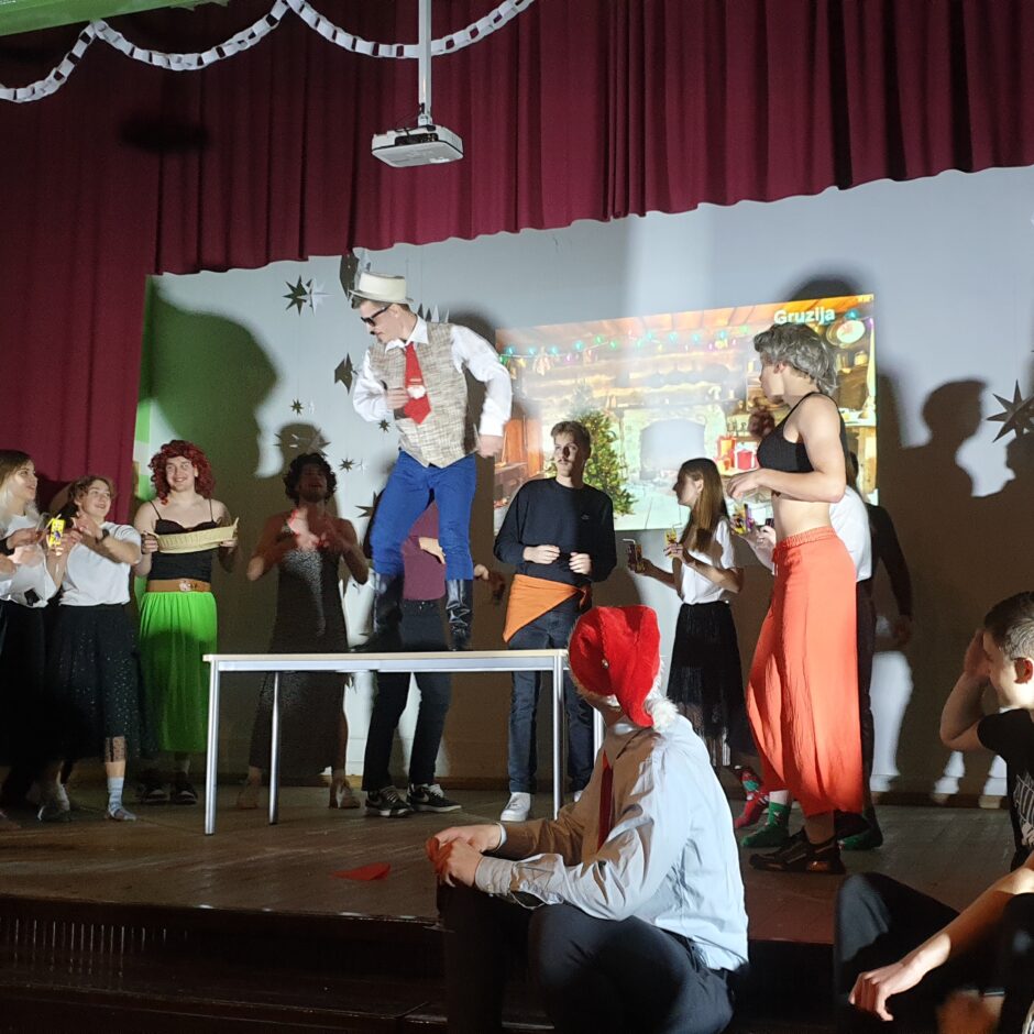 Skolēns dejo uz galda kopā ar klasesbiedriem