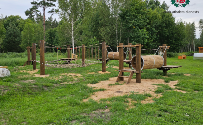 Rotaļu laukums vasarīgā dienā